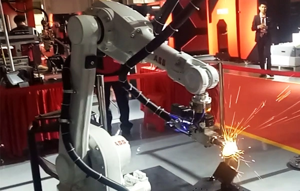 Tüpler ve borular kesme ve kaynak için 3D Robot Kol Lazer Kesim Makinesi