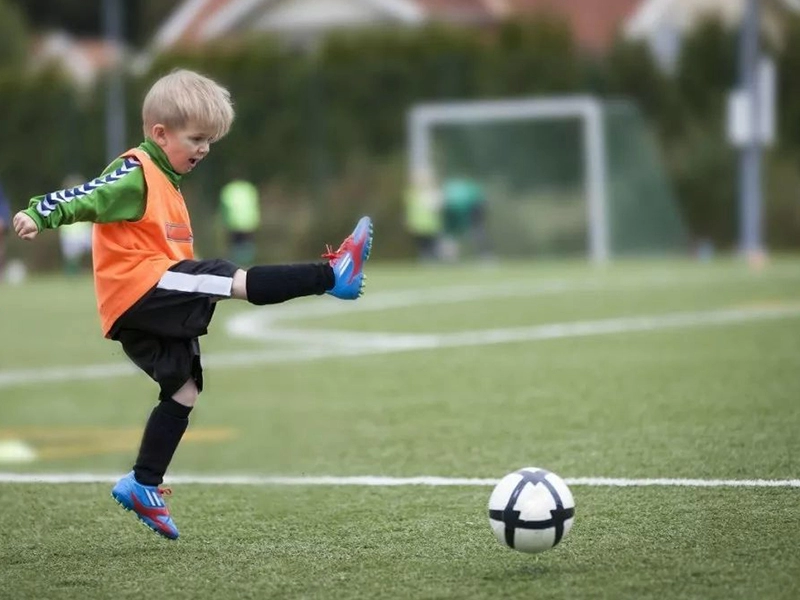 Futbol Sporları İçin Plastik Yeşil Suni Halı Çim Çim