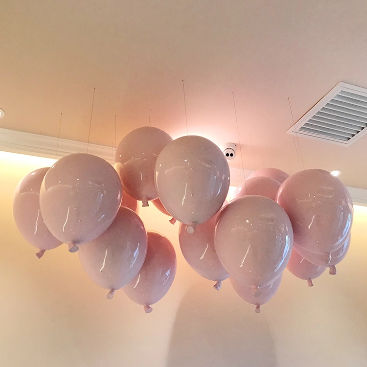 Perakende mağaza vitrini için asılı fiberglas balonlar